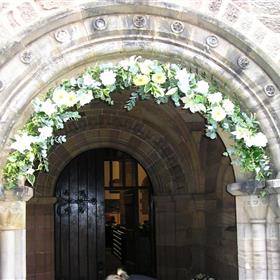 fwthumbArchway of white lilies, gerbera & euicalyptus.jpg